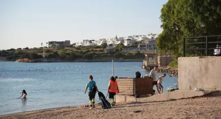 Çeşme’de yaz yoğunluğuna karşı temizlik mesaisi arttı