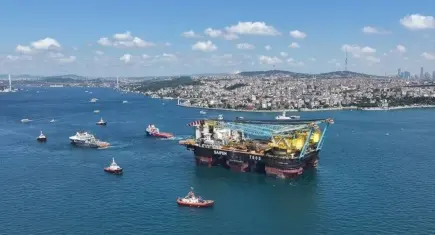 Dünyanın üçüncü büyük yarı batık vinç gemisi İstanbul Boğazı’nda