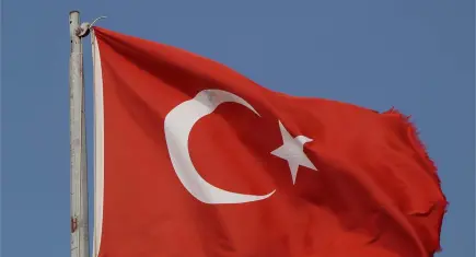 Burdur’da Türk bayrağına av tüfeğiyle ateş edildi
