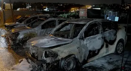 Oto galeride yangın: 3 araç kül oldu, kundaklama şüphesi var!
