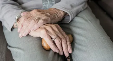 Emeklinin bir ayağı hastanede, bir ayağı eczanede