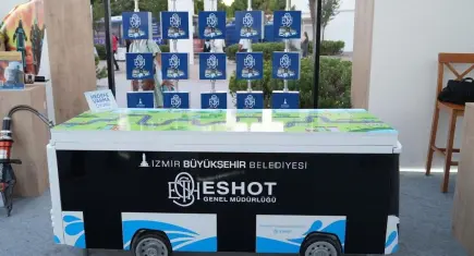 ESHOT’un 95 yıllık ulaşım hafızası ve nostaljik durakları İEF'de ziyaretçileri büyülüyor!