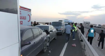 Aksaray'da kum fırtınası dehşeti: Görüş mesafesi sıfıra indi, 7 araç birbirine girdi 