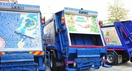 İzmir’de devrilen çöp kamyonundaki 3 kişi yaralandı