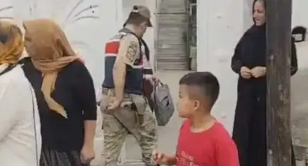 Ev sahibini bıçaklayıp sandalyeye bağlayan 4 kadın altınlarla kaçtı