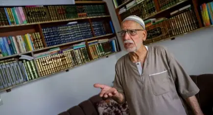 Rejim baskısından korudu, 15 yıl sonra duvarı yıkıp kavuştu! Suriyeli Ulvan'ın hazine kütüphanesi