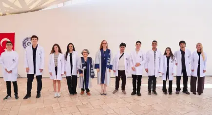 SBÜ İzmir Tıp öğrencileri Ege çatısında beyaz önlük giydi