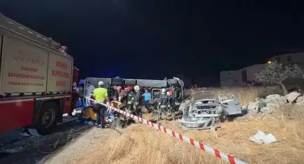 Yolcu midibüsü ile otomobil çarpıştı: 7 ölü, 13 yaralı