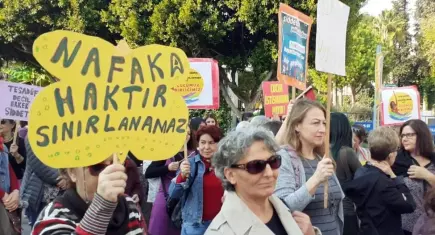 Evlilik bitiyor, yoksulluk kadınlara kalıyor