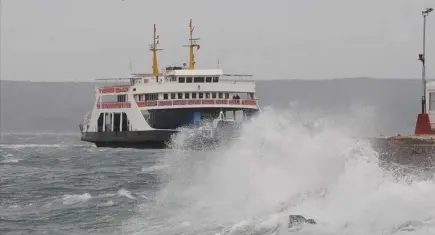 Kuzey Ege fırtınaya teslim oldu:Feribot seferleri iptal oldu