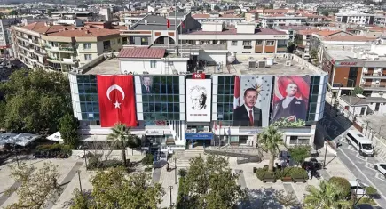 Menderes Belediyesi’nden öğrencilere kırtasiye desteği