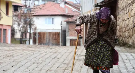 Yaşlı yoksulluğu derinleşiyor: 1,8 milyon yaşlı yalnız yaşıyor
