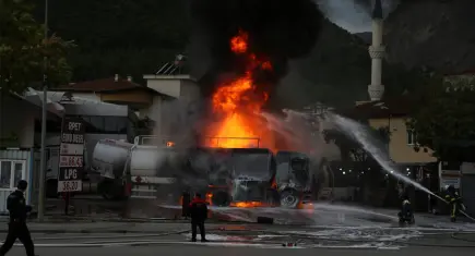 Denizli’de akaryakıt istasyonunda korkutan yangın: Tanker alevlere teslim oldu