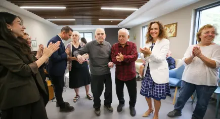 Karşıyaka’da çınarlar için özel gün: Müzik, dans ve pasta ile kutlama