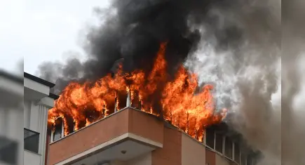 Antalya'da dubleks daire yangında kullanılamaz hale geldi