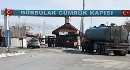 Gürbulak Sınır Kapısı'nda dehşet anları: Gümrük memurlarına bıçak çekti!