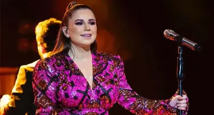Şarkıcı Merve Özbey konser sırasında sahneden düştü! Hastaneye kaldırıldı