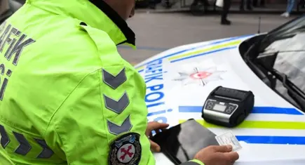 Trafiği tehlikeye düşüren 5 tır sürücüsüne cezai işlem