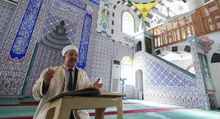 İzmir'de din görevlisi 6 aylık maaşını TSKGV'ye bağışladı
