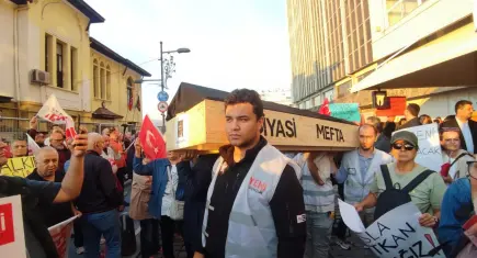 Cemil Tugay'ın AK Parti'ye geçişine 'tabutlu' protesto 