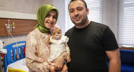 Ece bebek annesinin dokusuyla hayata yeniden bağlandı