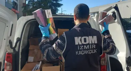 İzmir’de 5 ilçede kaçakçılık operasyonu: Binlerce paket sigara ve tarihi eser ele geçirildi