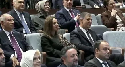 ‘Seni boşarım’ demişti: AK Parti Rozet Töreni’nde eşi, Tugay’ı yalnız bırakmadı