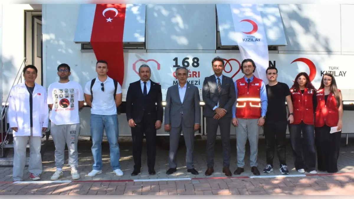 Ege Üniversitesi öğrencilerinden kan bağışına destek