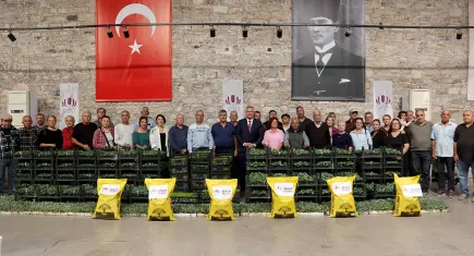 Urla’da üreticiye tarımsal destek sürüyor