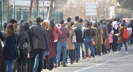 Üniversitelinin yoksulluğu: Bir yatak var, peki ya ders çalışacak alan?