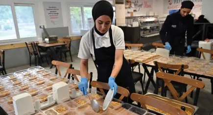 Bornova’da sıcak yemek dayanışması: Her gün 70 haneye destek