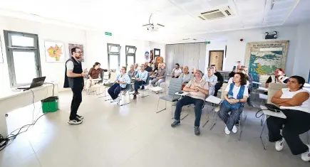 Efes Selçuk’ta zeytin üreticilerine budama eğitimi