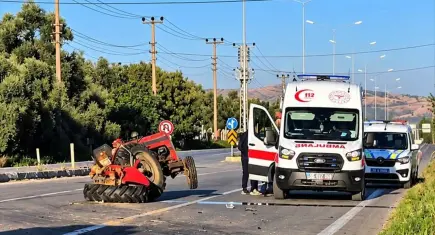 İzmir Tire’de traktör ile panelvan çarpıştı: 2 yaralı