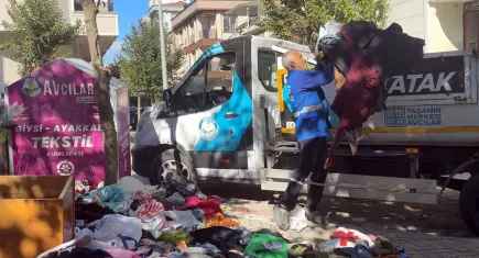 Ceza endişesiyle sokağa bırakılan kıyafetlere vatandaşlar akın etti
