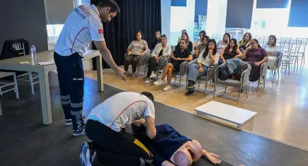 Bornova’da çocuklar için hayat kurtaran ilk yardım eğitimi