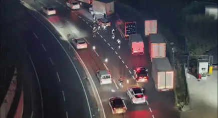 Küçükçekmece’de asayiş denetimi: 2 firari şüpheli yakalandı
