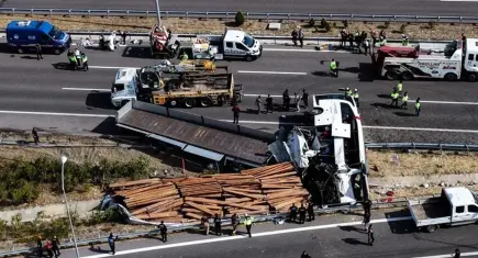 Manisa'da 11 kişinin öldüğü kazada otobüs ve TIR şoförü tutuklandı